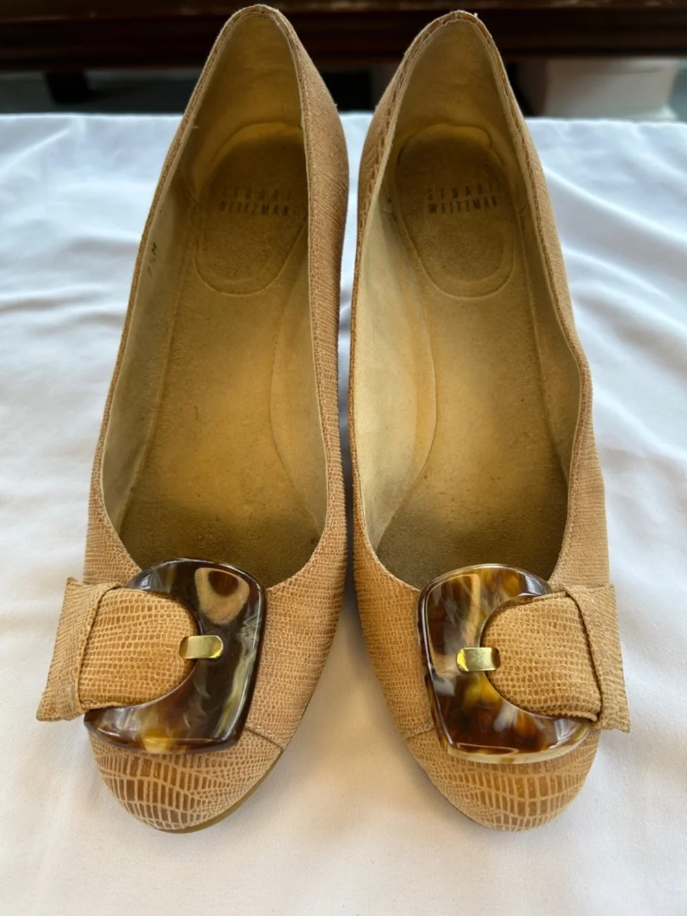 Stuart Weitzman Tan Lizard-Embossed Wedge Pumps with Tortoise Buckle 7.5 - Picture 2 of 8
